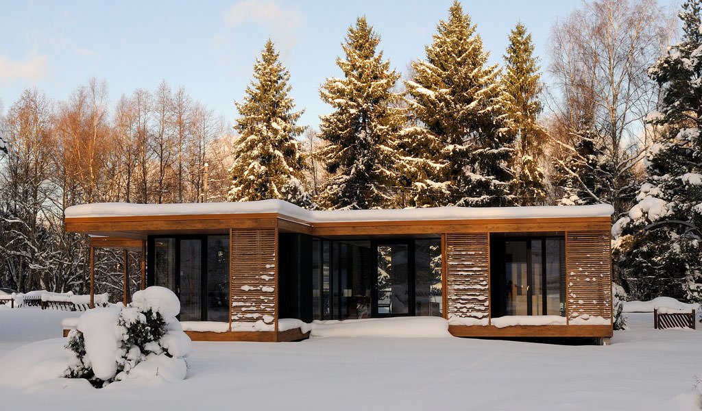 Casa de una planta con ventanas panorámicas