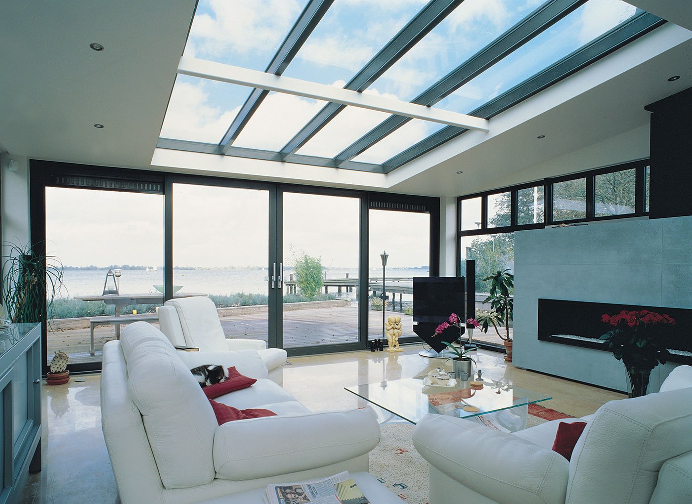 Interior de la sala de estar en una casa de campo con ventanas panorámicas