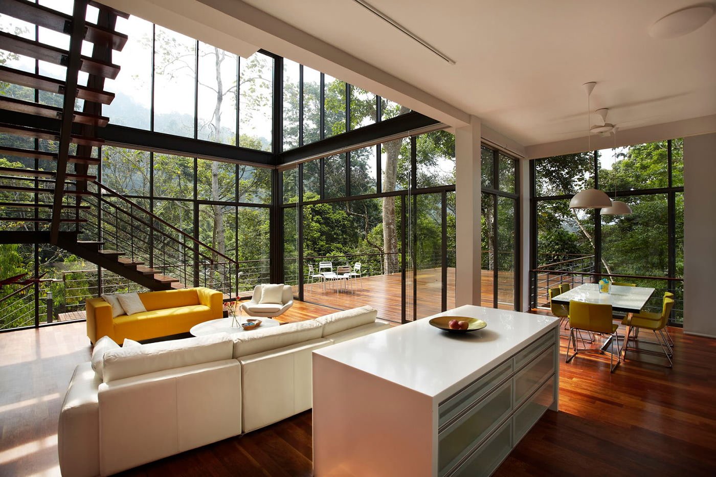 Interior de la sala de estar en una casa de campo con ventanas panorámicas