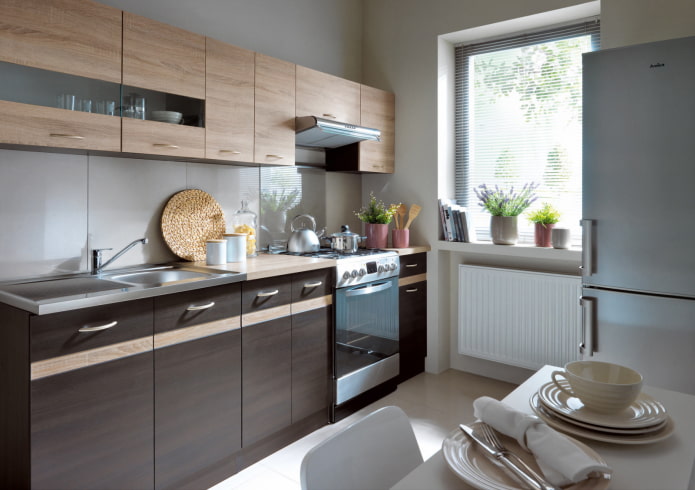 Cocina de líneas rectas con fachadas de madera
