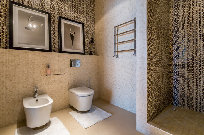 ducha de azulejos marrones en el interior
