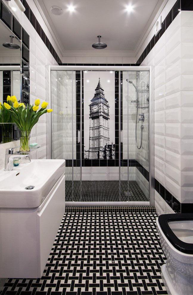 Azulejos con un patrón en la ducha en el interior