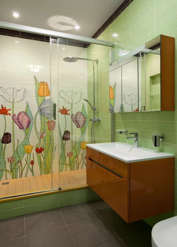 Azulejos con un patrón en la ducha en el interior