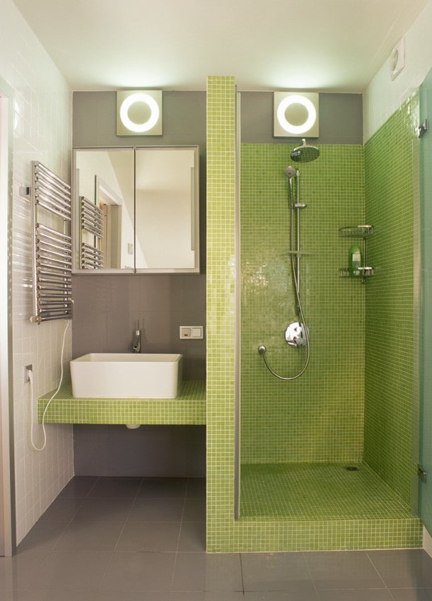 ducha de azulejos verdes en el interior