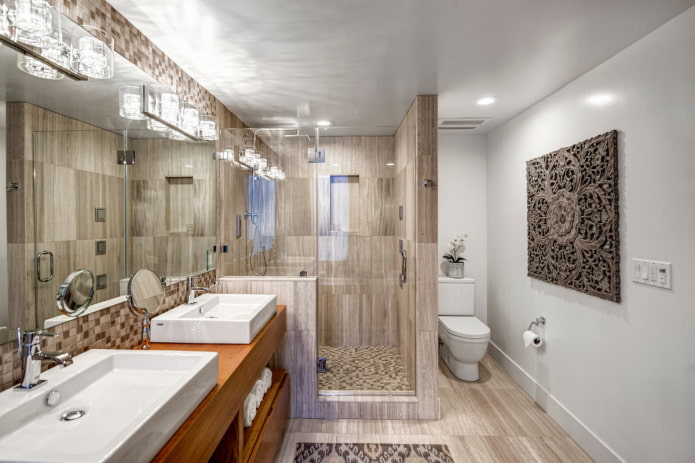 azulejos con aspecto de madera en una ducha en el interior
