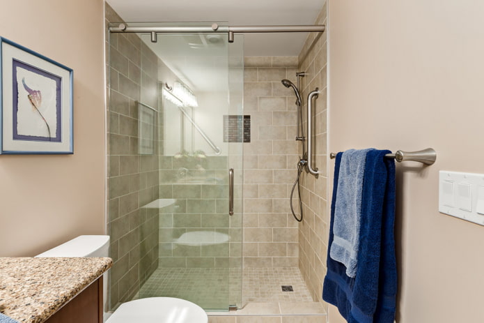 ducha de azulejos beige en el interior