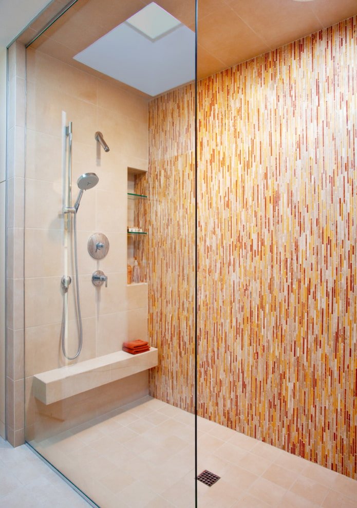 ducha de mosaico y azulejos en el interior