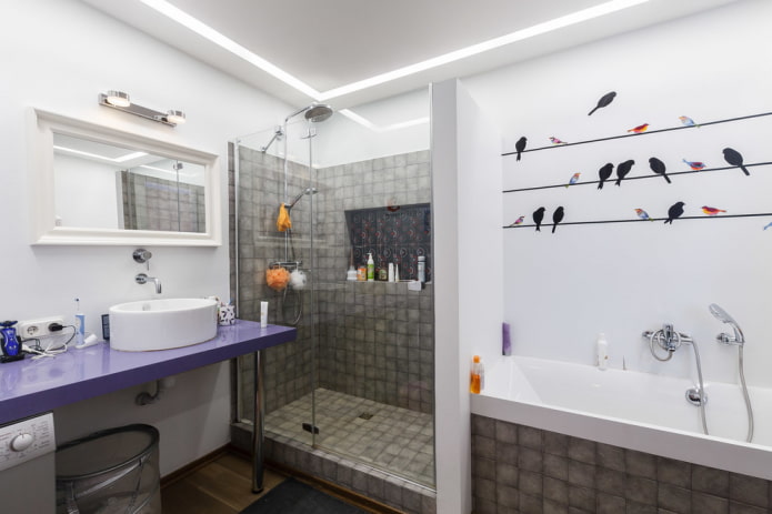 ducha de azulejos grises en el interior