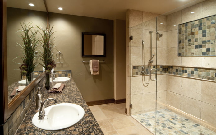 ducha de mosaico y azulejos en el interior