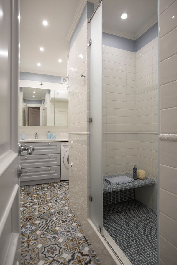 Ducha con asiento de azulejos en el interior