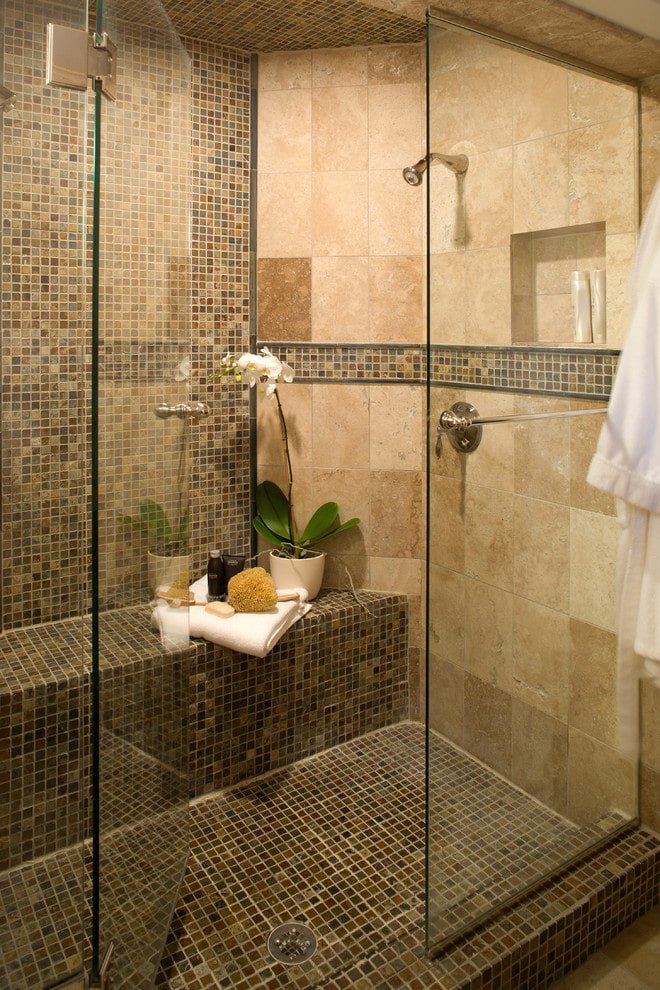 Ducha con asiento de azulejos en el interior