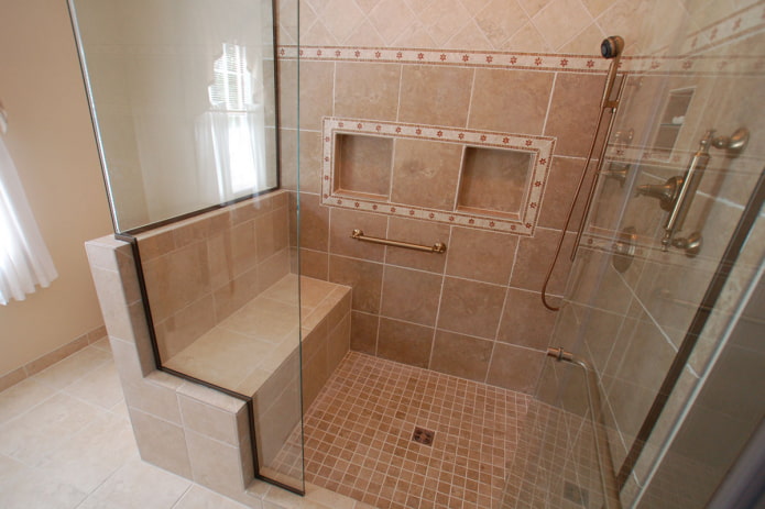 Ducha con asiento de azulejos en el interior