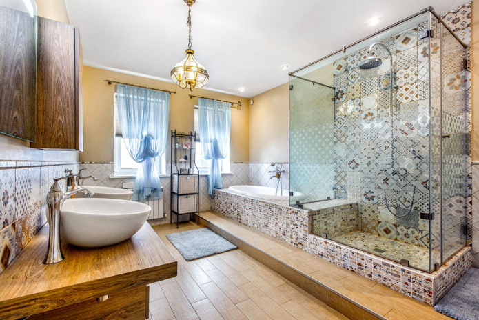 Cabina de ducha de azulejos de estilo provenzal
