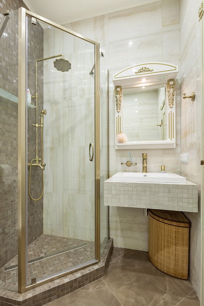 azulejos en una ducha pequeña en el interior