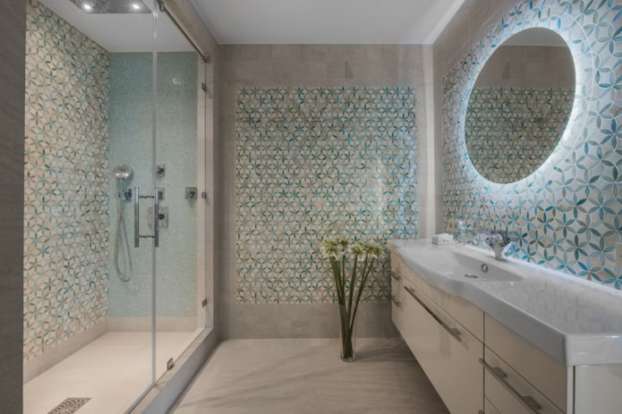 azulejos en una ducha pequeña en el interior