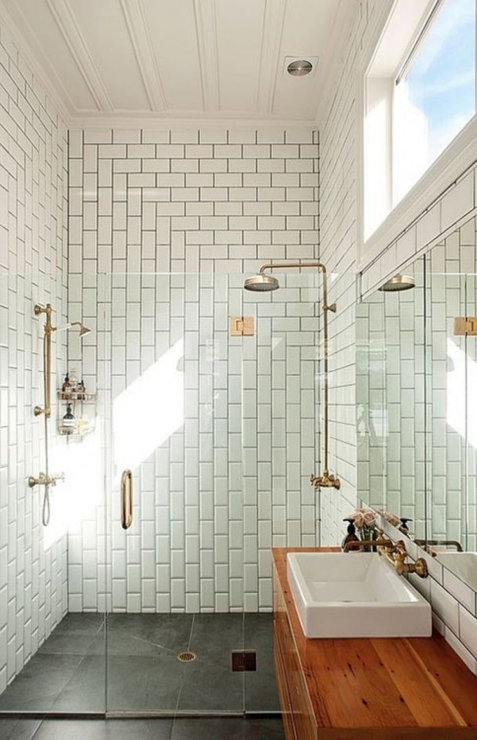 Disposición de los azulejos en la ducha en el interior