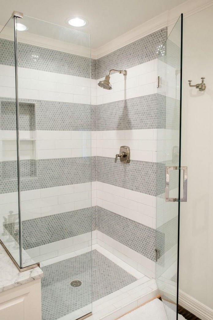 ducha de mosaico y azulejos en el interior