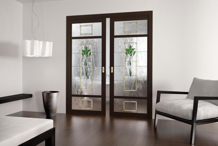 Puertas con vidrieras para compartimentos en el interior