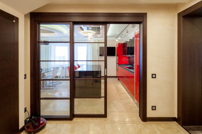 Puertas de compartimentos en el interior del pasillo