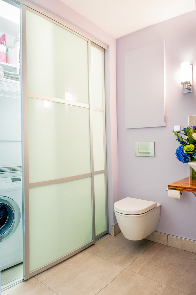 Puertas de compartimentos en el interior de un baño