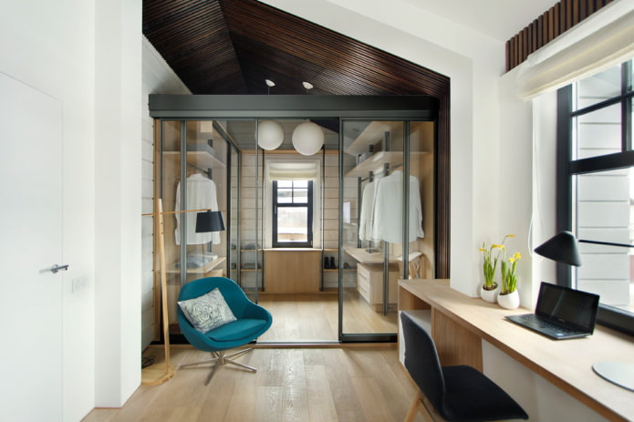Vestidor con puertas de vidrio en el interior