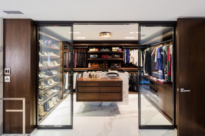 Vestidor con puertas de vidrio en el interior