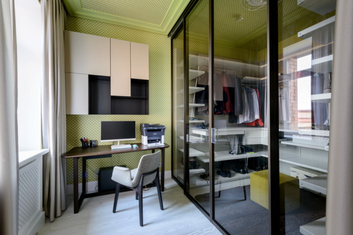 Vestidor con puertas de vidrio en el interior
