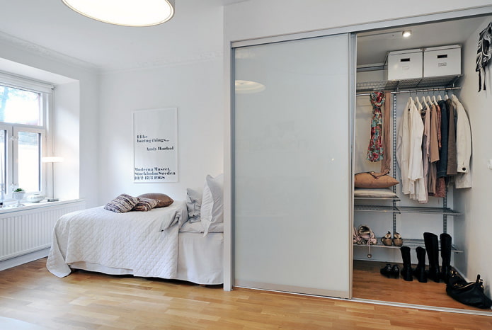 vestidor con puertas brillantes en el interior del dormitorio