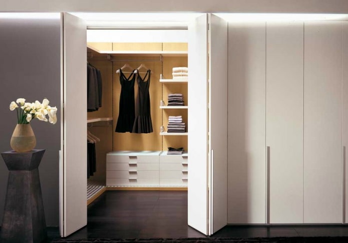 Vestidor con puertas plegables en el interior