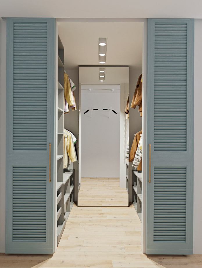 Vestidor con puertas de lamas en el interior