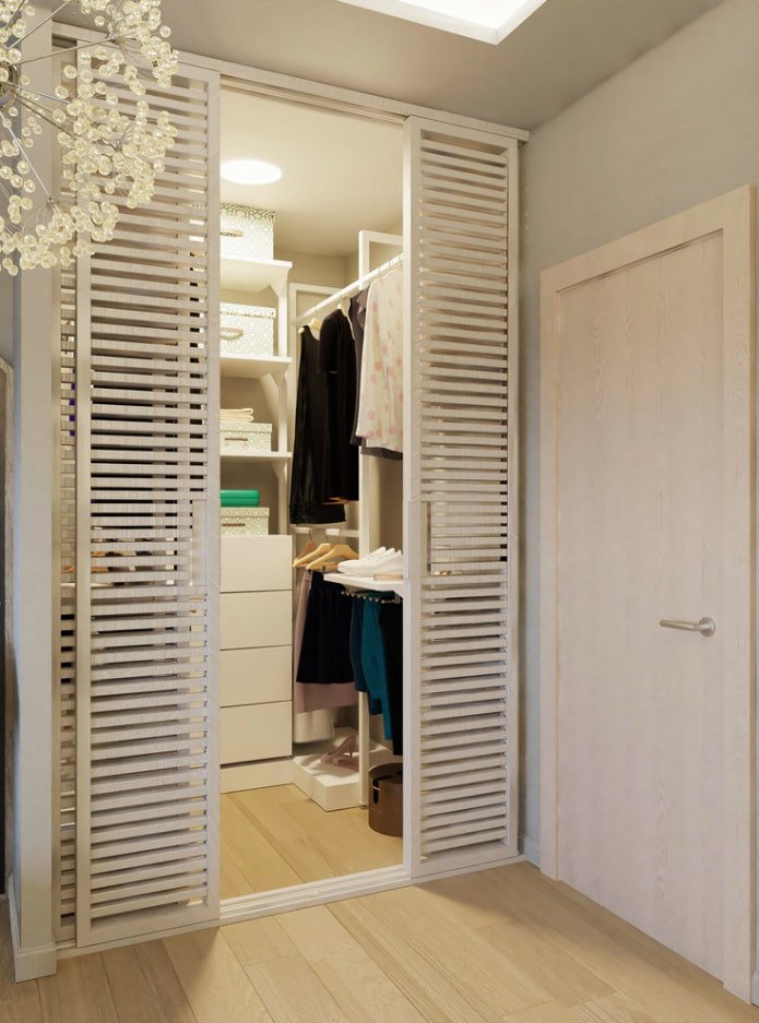 Vestidor con puertas de lamas en el interior