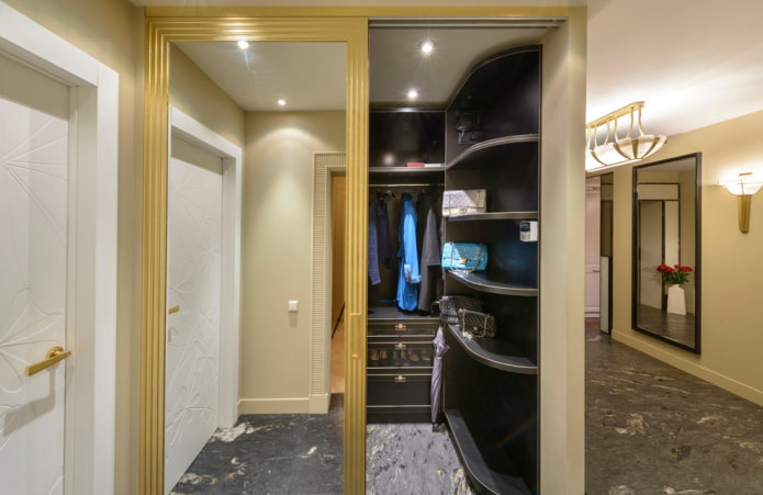 Vestidor con puertas de espejo en el interior