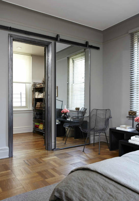 Vestidor con puerta de espejo en el interior
