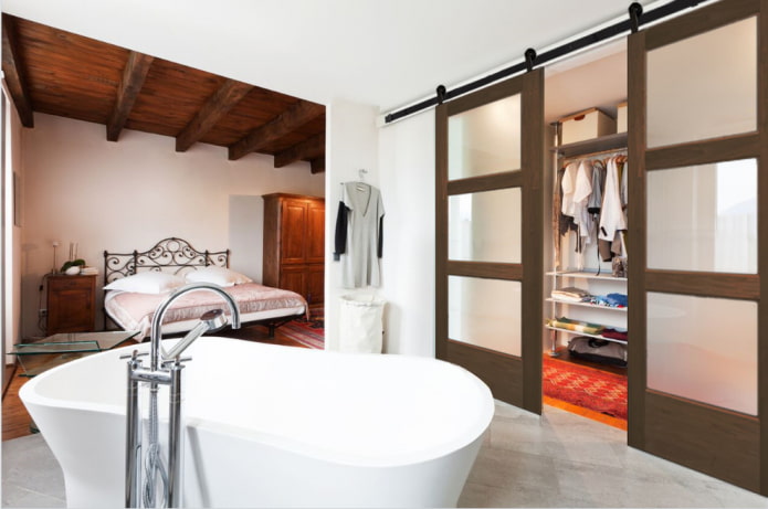 Vestidor con puertas marrones en el interior
