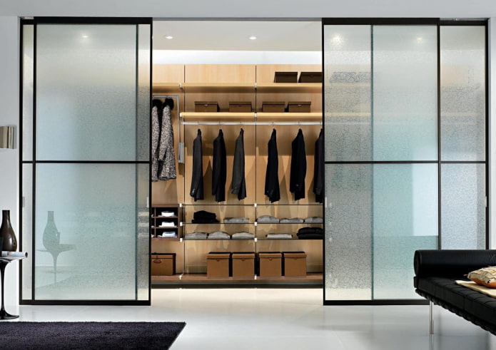 Vestidor con puertas correderas en el interior