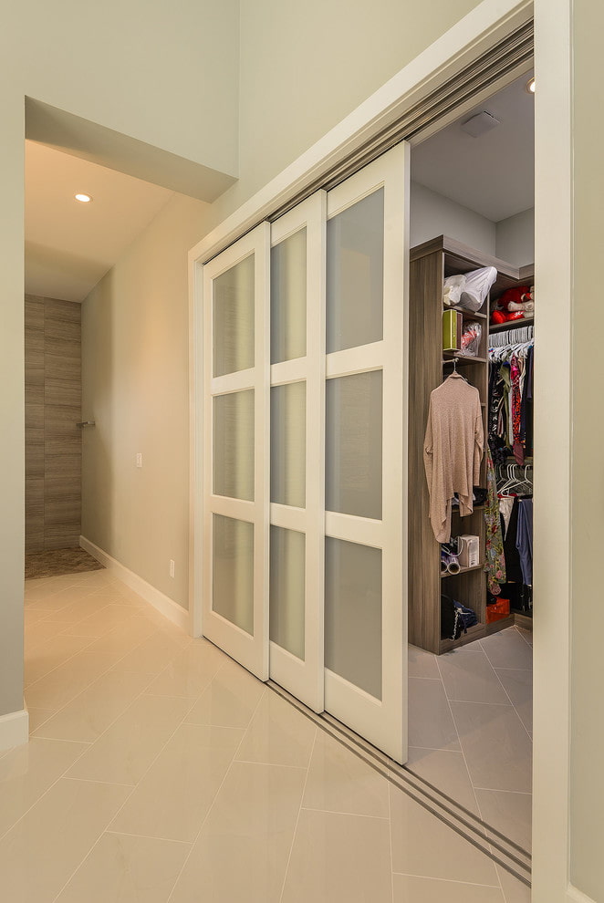 Vestidor con puertas blancas en el interior