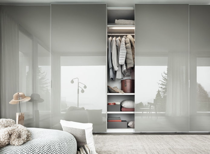 Vestidor con puertas correderas en el interior