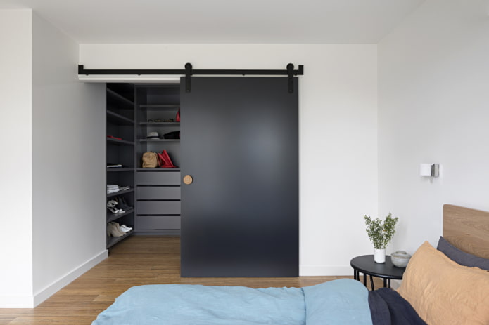 Vestidor con puerta mate en el interior del dormitorio