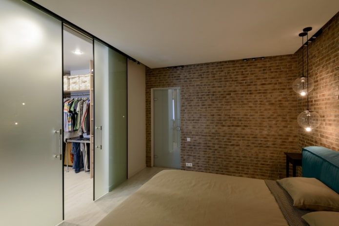 Vestidor con puertas correderas en el interior del dormitorio