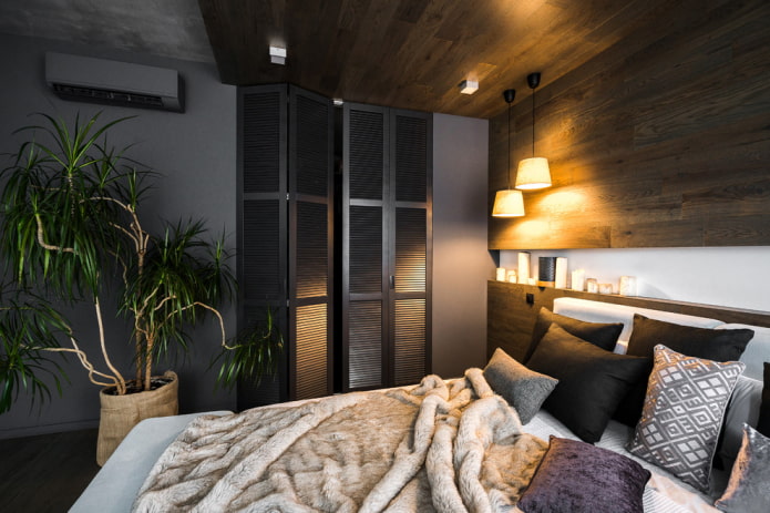 Vestidor con puertas de lamas en el interior del dormitorio