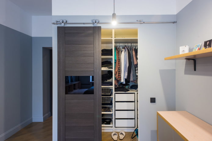 Vestidor con puerta corredera en el interior