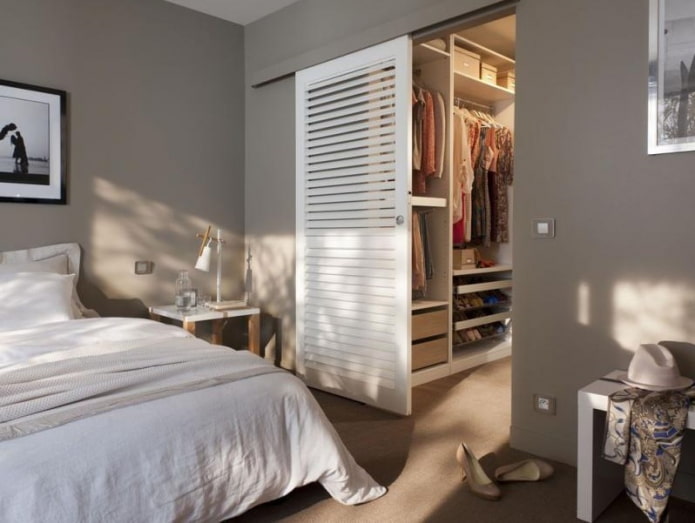 Vestidor con puerta central