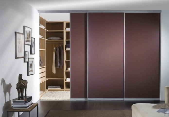 Vestidor con puertas triples en el interior