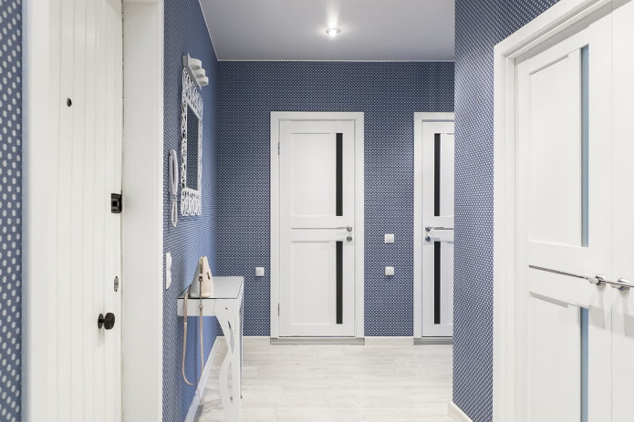 combinación de puertas con el suelo en el interior del pasillo