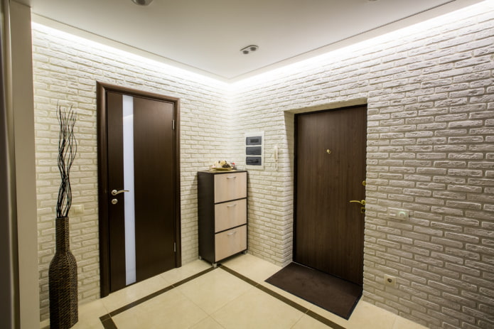 Puertas marrones en el interior del pasillo