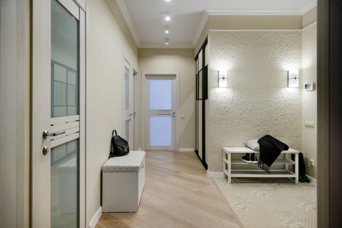 puertas con insertos en el pasillo interior