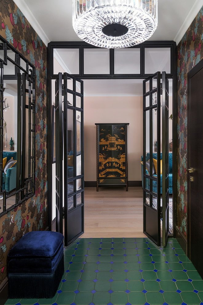 puerta de acordeón en el interior del pasillo