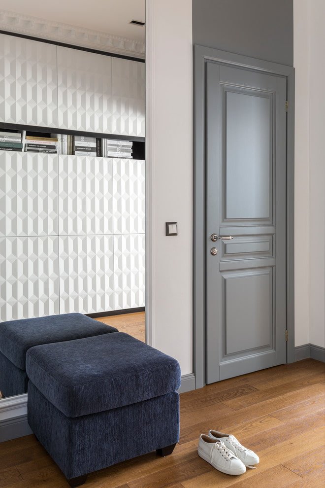 puerta gris en el pasillo interior