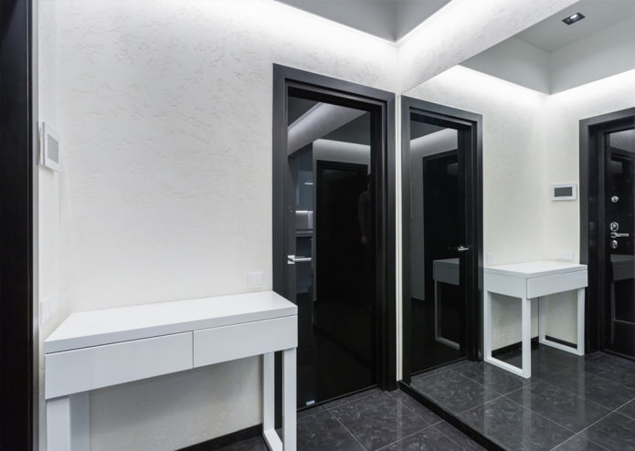 Puertas negras en el pasillo interior