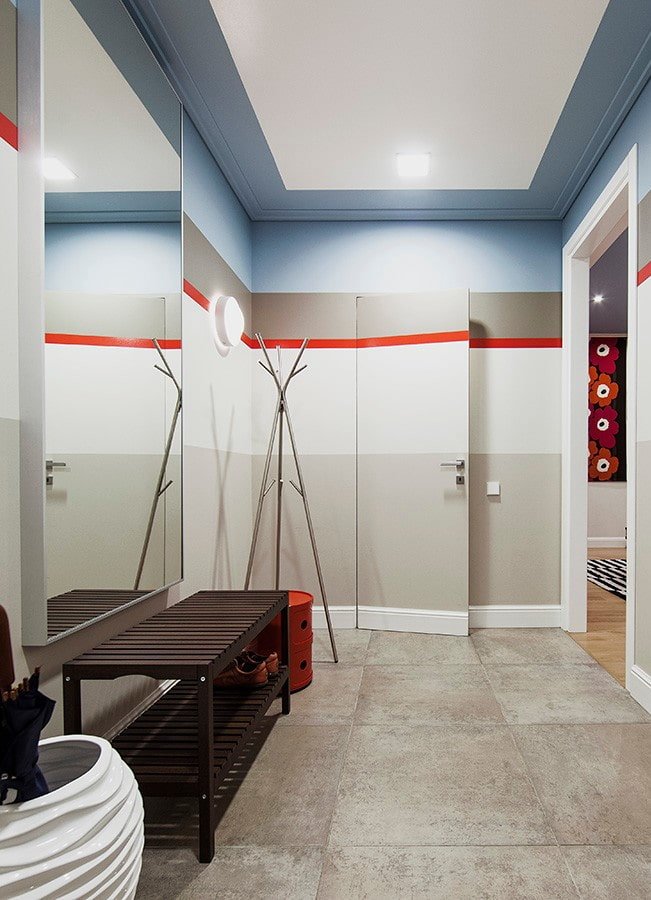 Puertas en el interior del pasillo de estilo moderno